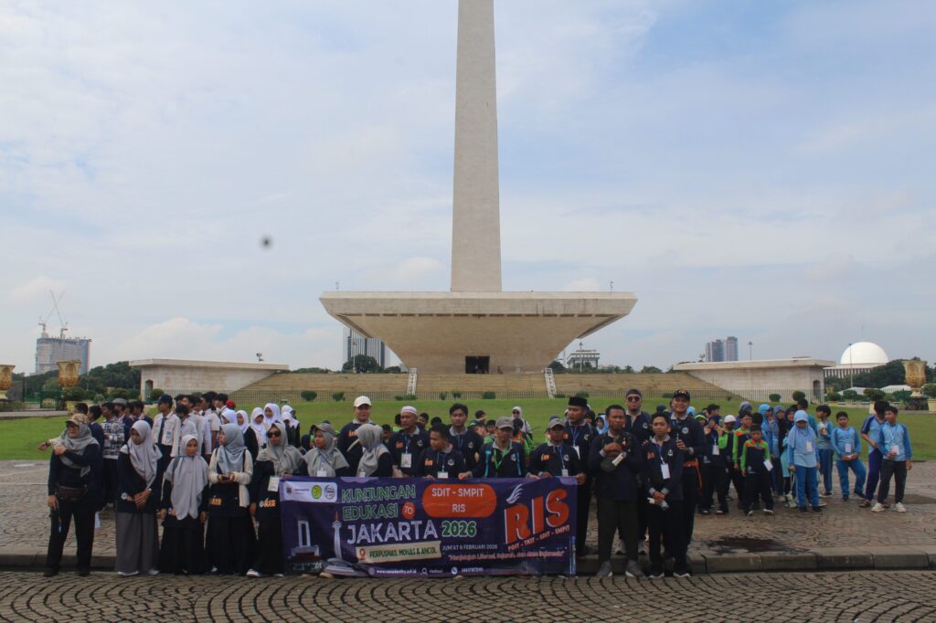 ramadanthy-wisata-edukasi-perpusnas-museum-nasional-ancol-foto-di-depan-monas